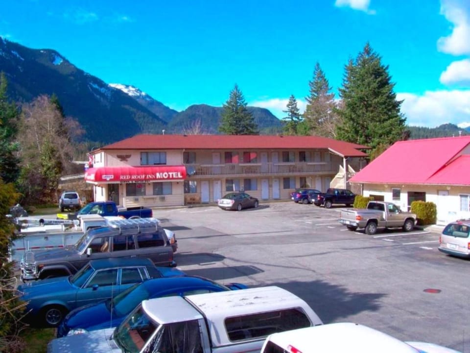 Property building, Day, Natural landscape, Summer, Parking
