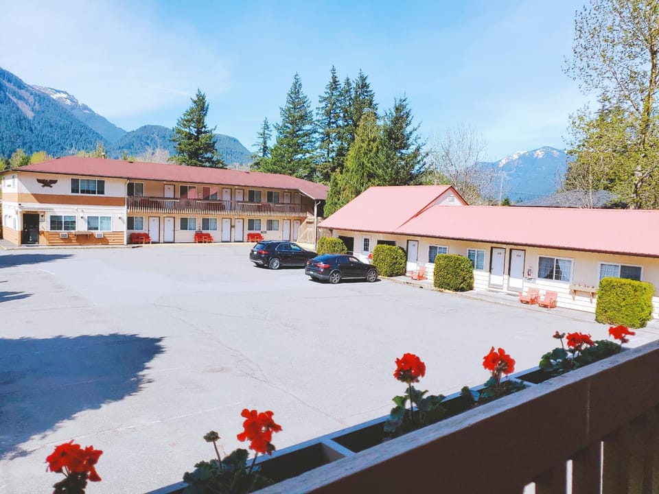 Property building, Natural landscape, Balcony/Terrace, Sunset, Parking