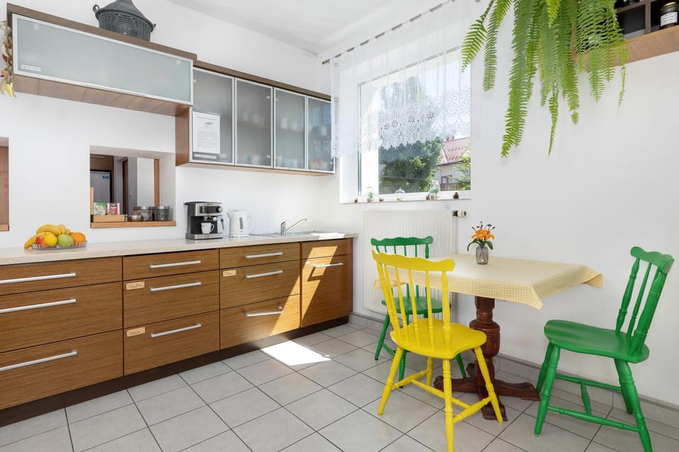Kitchen or kitchenette, Kitchen or kitchenette, Dining area, Communal kitchen, oven, stove