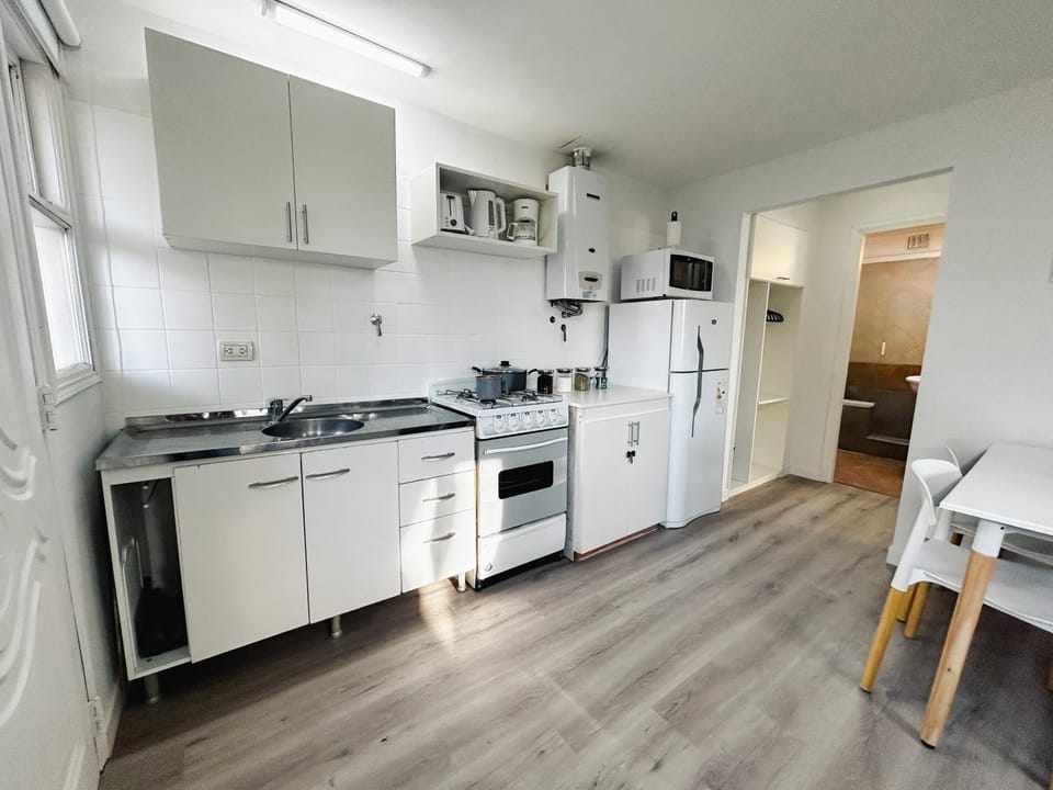 Kitchen or kitchenette, Dining area, minibar, oven, stove, toaster