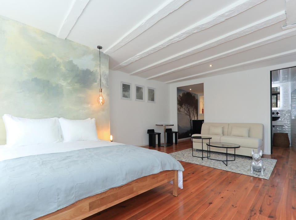 Bed, Living room, Photo of the whole room, Seating area, Bedroom, Pets, Family