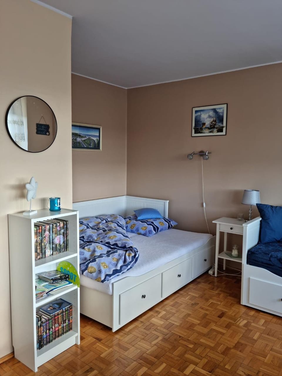Bed, Library, Photo of the whole room, hair dresser