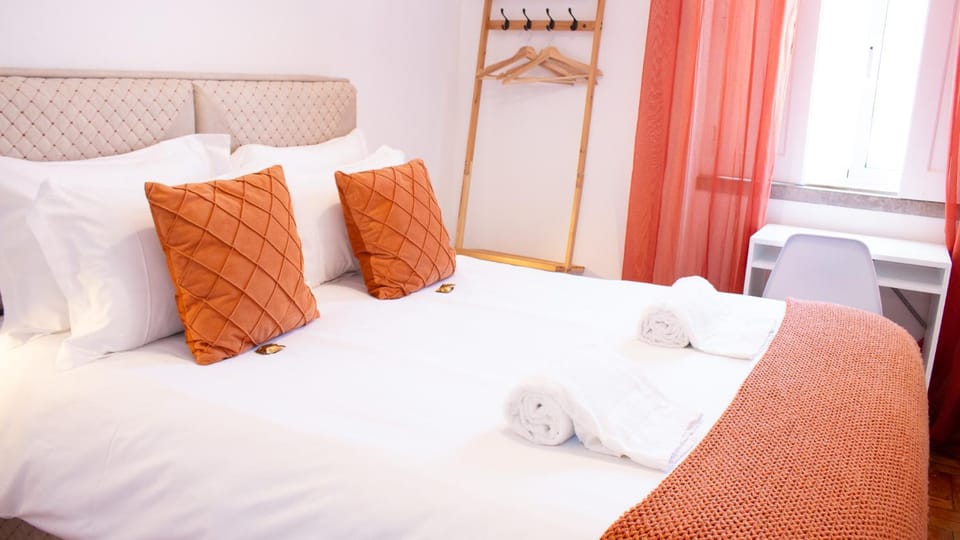 Bed, Bedroom, towels
