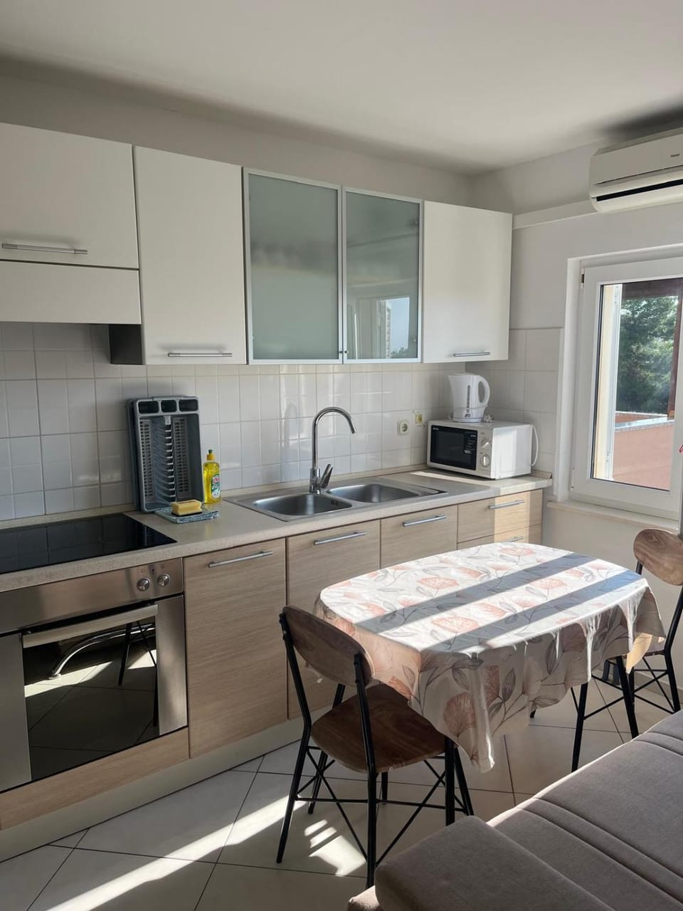 Coffee/tea facilities, Kitchen or kitchenette, Dining area, oven, stove