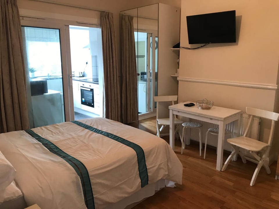 Gladstone Lodge Bed and Breakfast in London