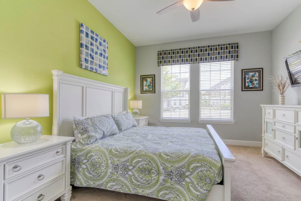 Bed, TV and multimedia, Photo of the whole room, Bedroom, fireplace