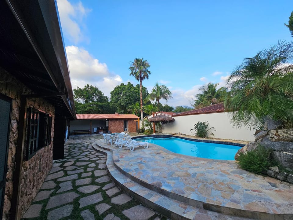 Casa Enorme em condominio, 4 suites, piscina com cascata, cozinha gourmet com churrasueira e fundo com pier no rio para práticas aquaticas House in Bertioga