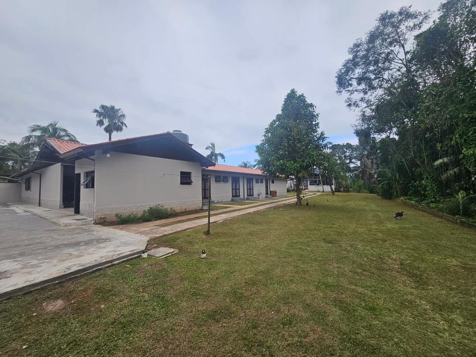 Casa Enorme em condominio, 4 suites, piscina com cascata, cozinha gourmet com churrasueira e fundo com pier no rio para práticas aquaticas House in Bertioga