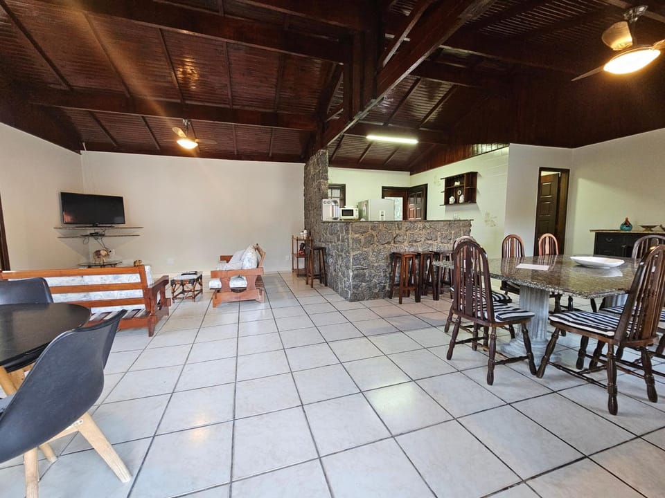 Casa Enorme em condominio, 4 suites, piscina com cascata, cozinha gourmet com churrasueira e fundo com pier no rio para práticas aquaticas House in Bertioga