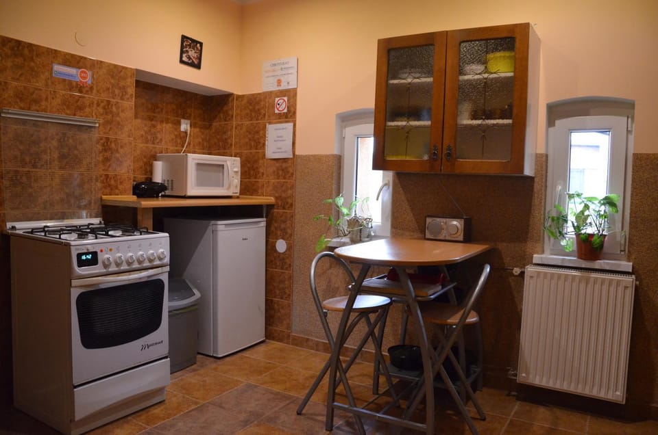 Coffee/tea facilities, Kitchen or kitchenette, Dining area, Communal kitchen, oven, toaster, Internal: Not applicable to any particular room