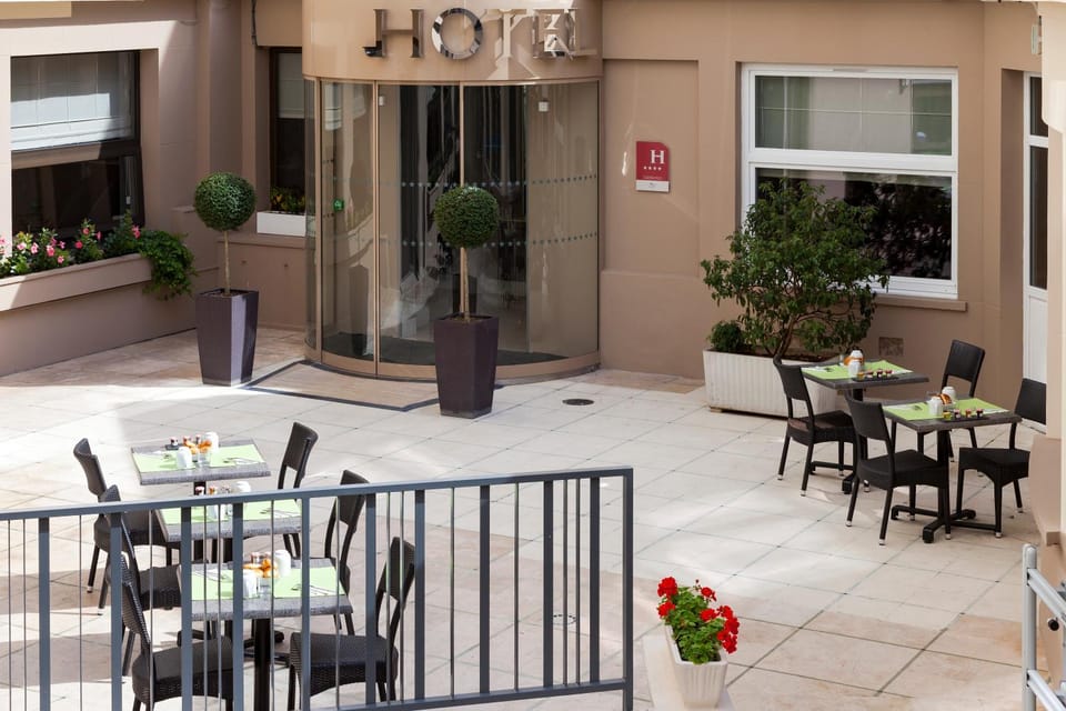 Patio, Facade/entrance, Balcony/Terrace