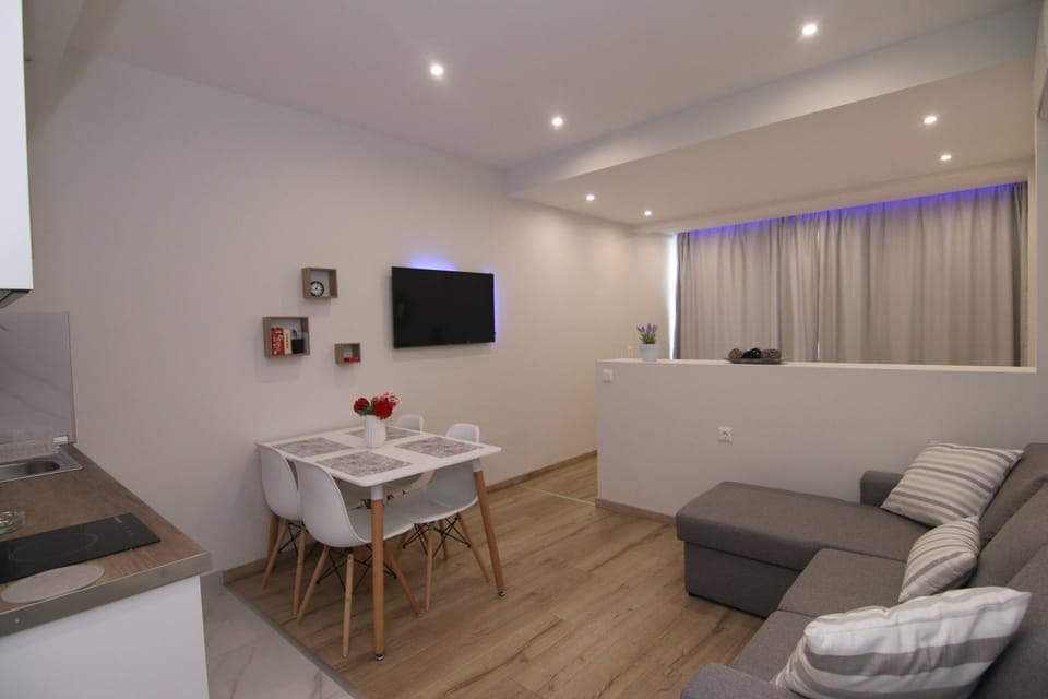 TV and multimedia, Living room, Seating area, Dining area