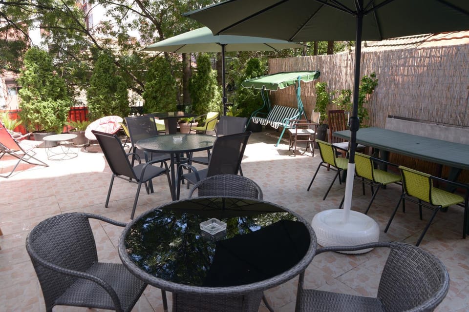 Patio, Restaurant/places to eat, BBQ facilities