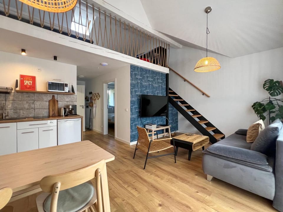 Kitchen or kitchenette, Living room, Seating area, Dining area