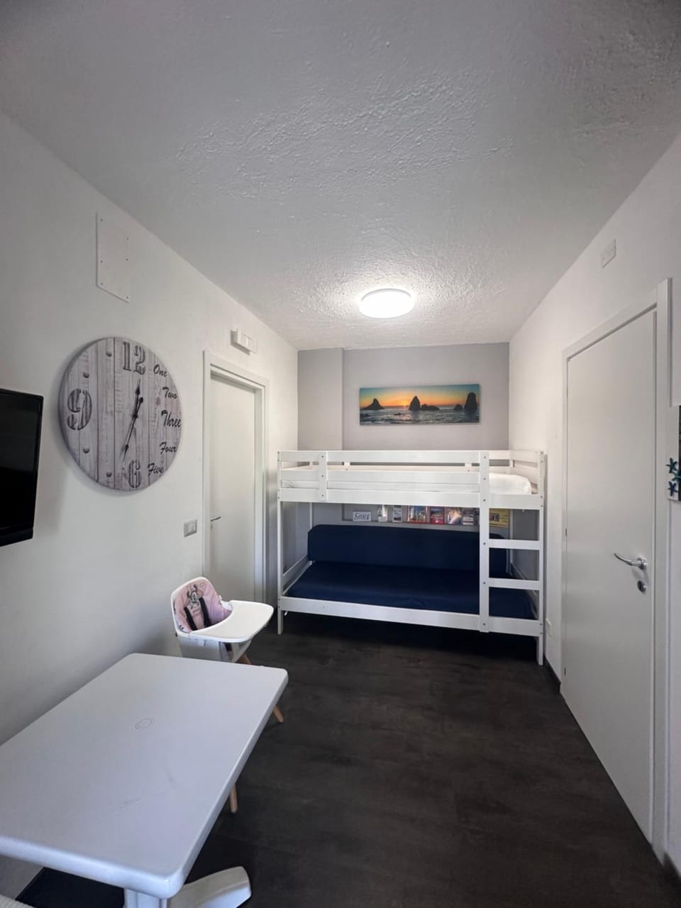 Kitchen or kitchenette, Photo of the whole room, bunk bed