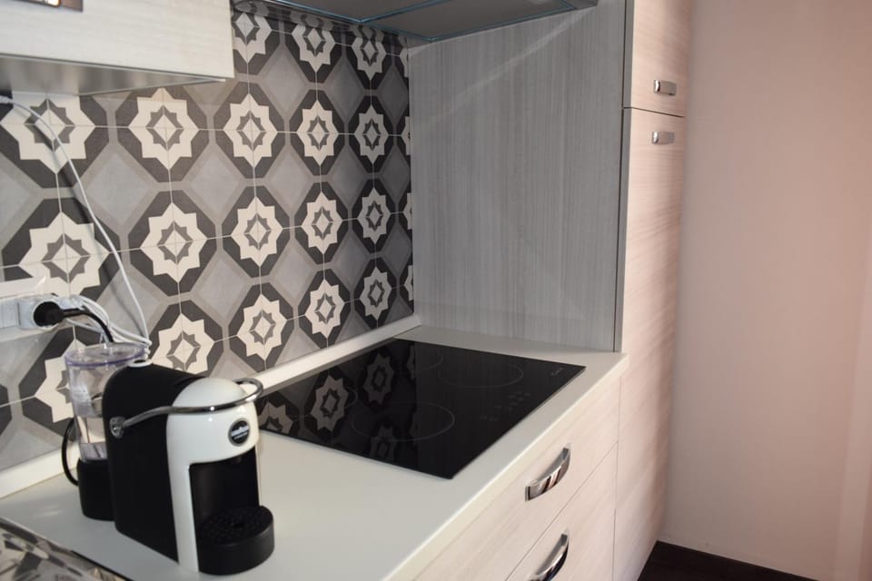 Coffee/tea facilities, Kitchen or kitchenette, stove