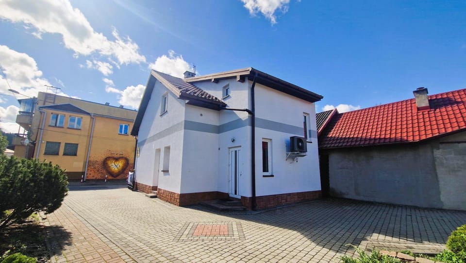 Property building, Off site, Day, Neighbourhood, Location