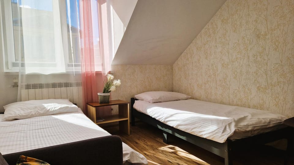 Bed, Other, Other, Other, Photo of the whole room, Decorative detail, Decorative detail, Seating area, Bedroom