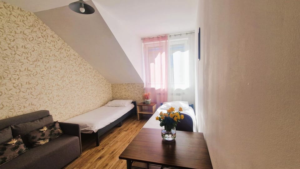 Bed, Photo of the whole room, Decorative detail, Decorative detail, Seating area, Bedroom