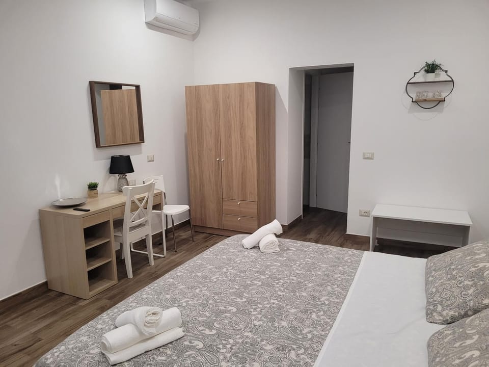 Bed, TV and multimedia, Photo of the whole room, Bedroom, towels, wardrobe, air conditioner
