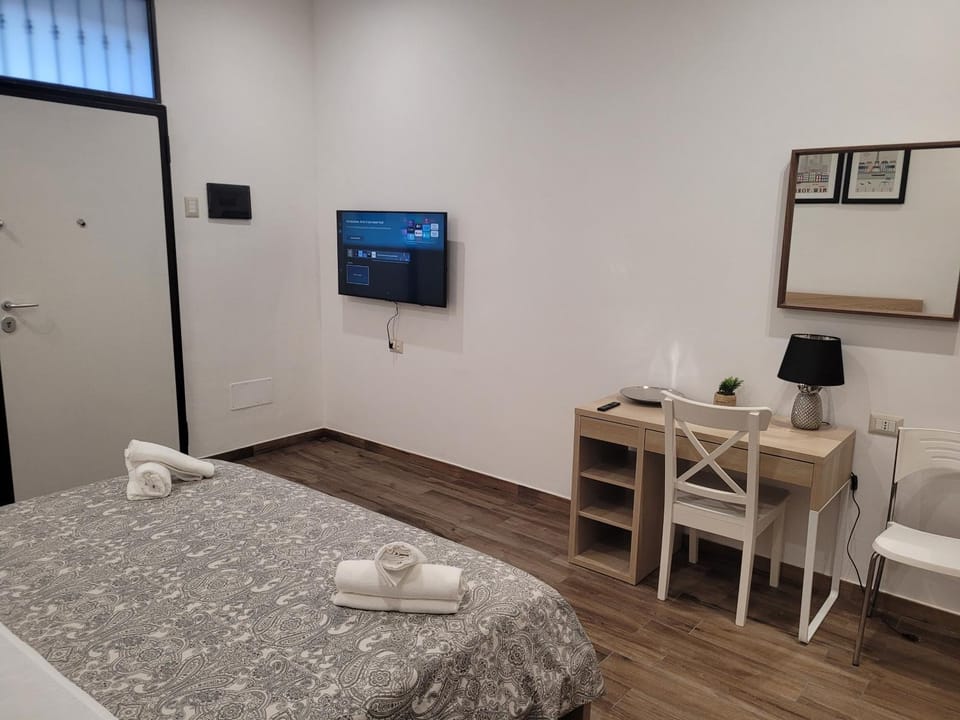 Bed, TV and multimedia, Photo of the whole room, Bedroom, towels