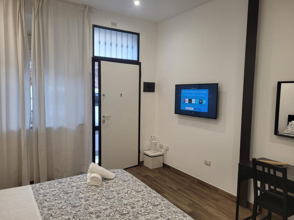 Bed, TV and multimedia, Photo of the whole room, Bedroom, towels
