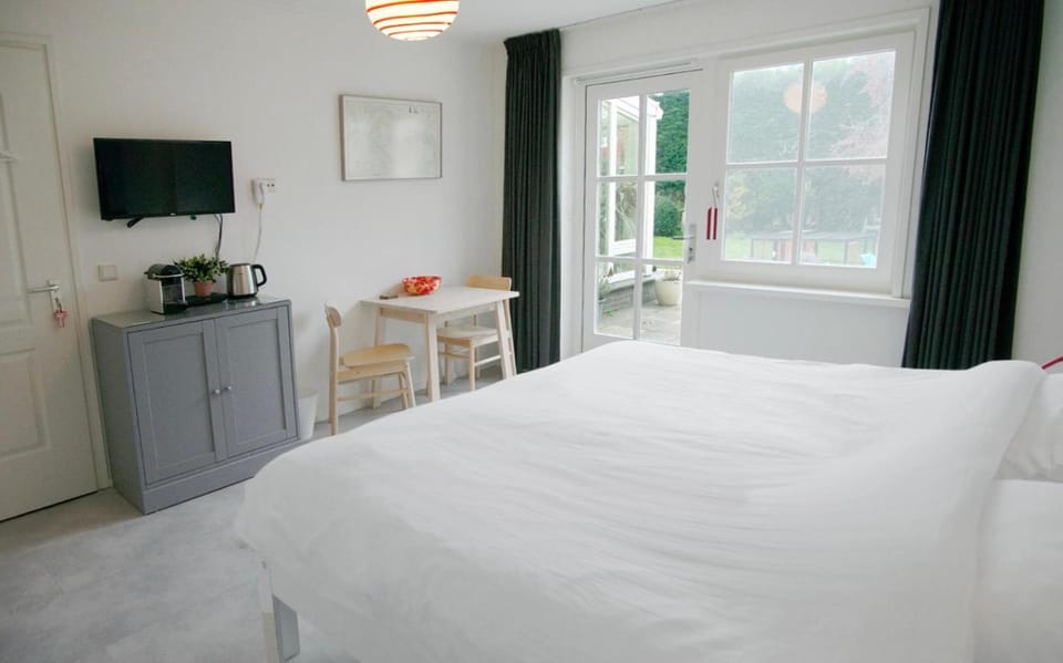 Bed, TV and multimedia, Bedroom