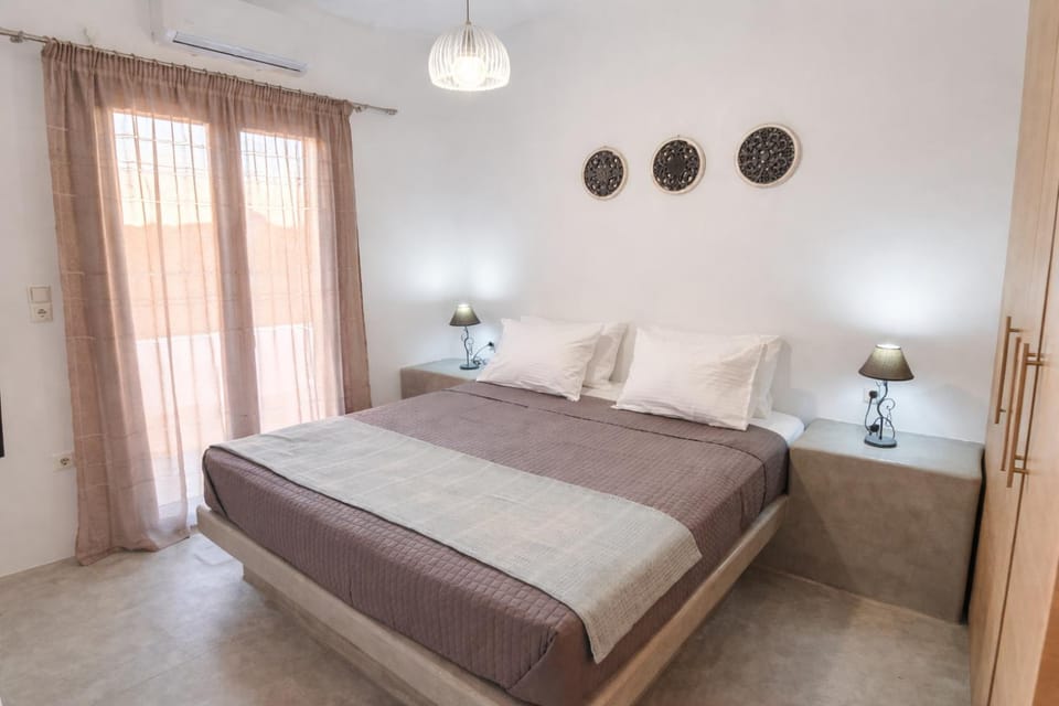 Bed, TV and multimedia, Bedroom, wardrobe, air conditioner