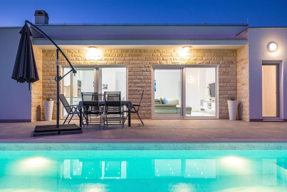 Swimming pool, Swimming pool