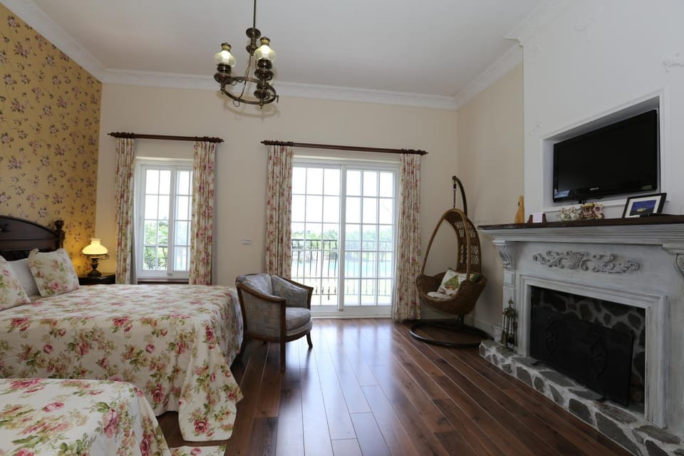 Photo of the whole room, flat iron