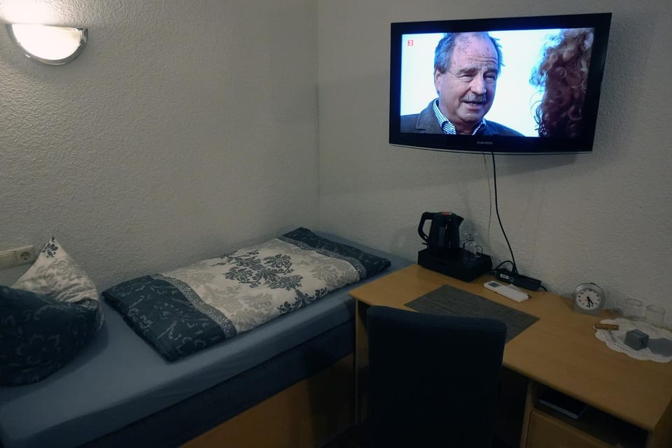 Bed, TV and multimedia, Bedroom