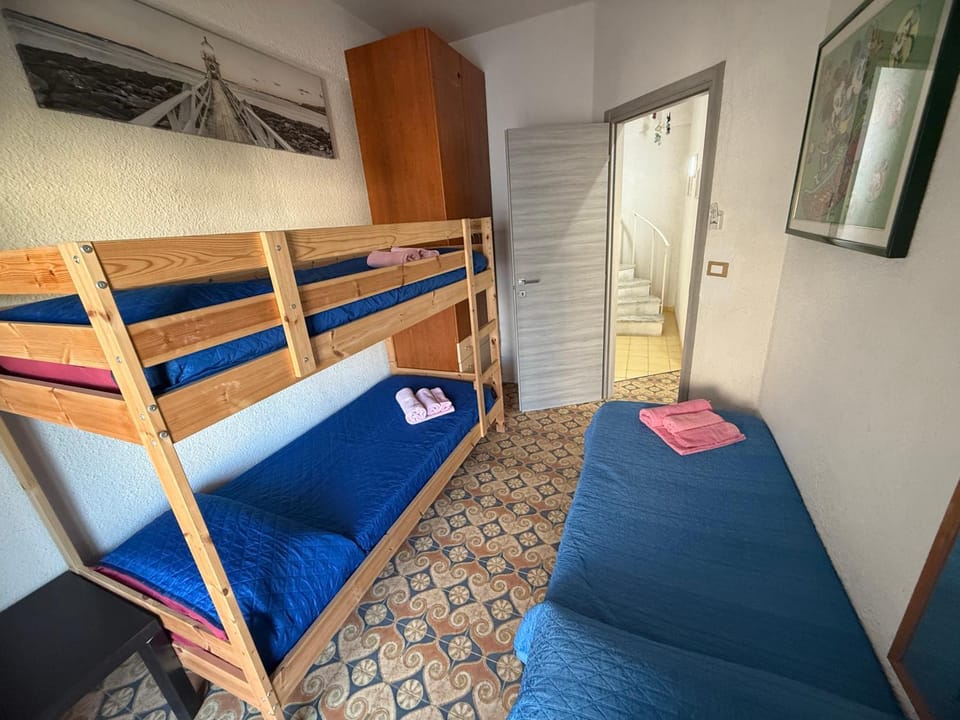 Bed, bunk bed