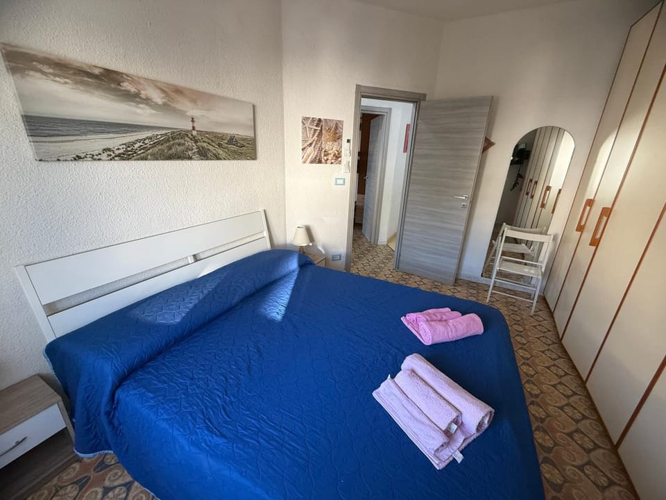 Bed, Bedroom, towels, wardrobe