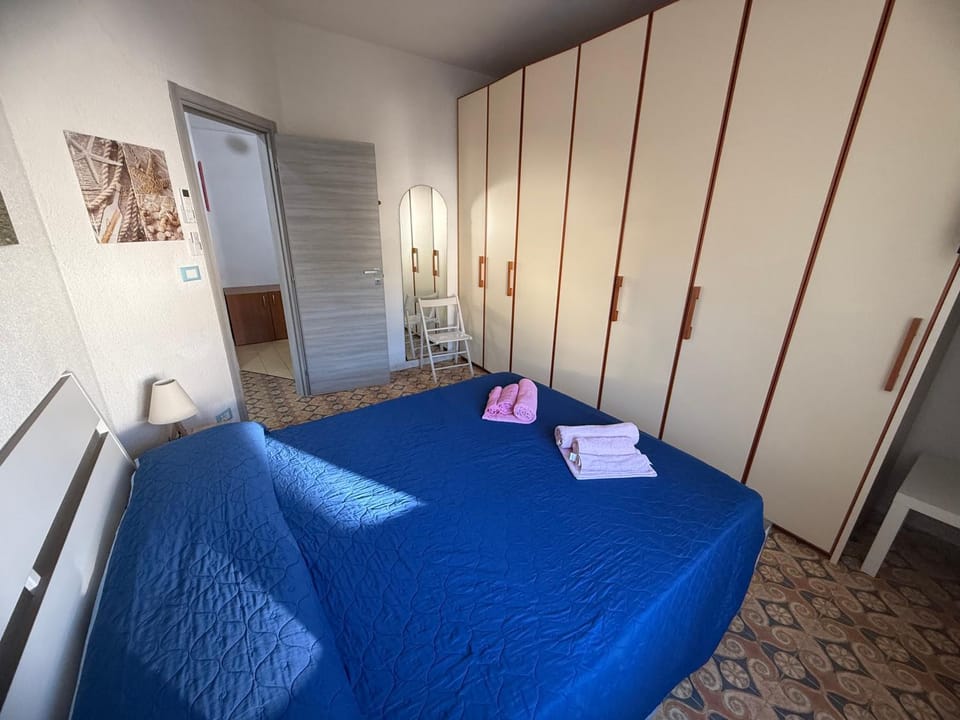 Bed, Bedroom, towels, wardrobe