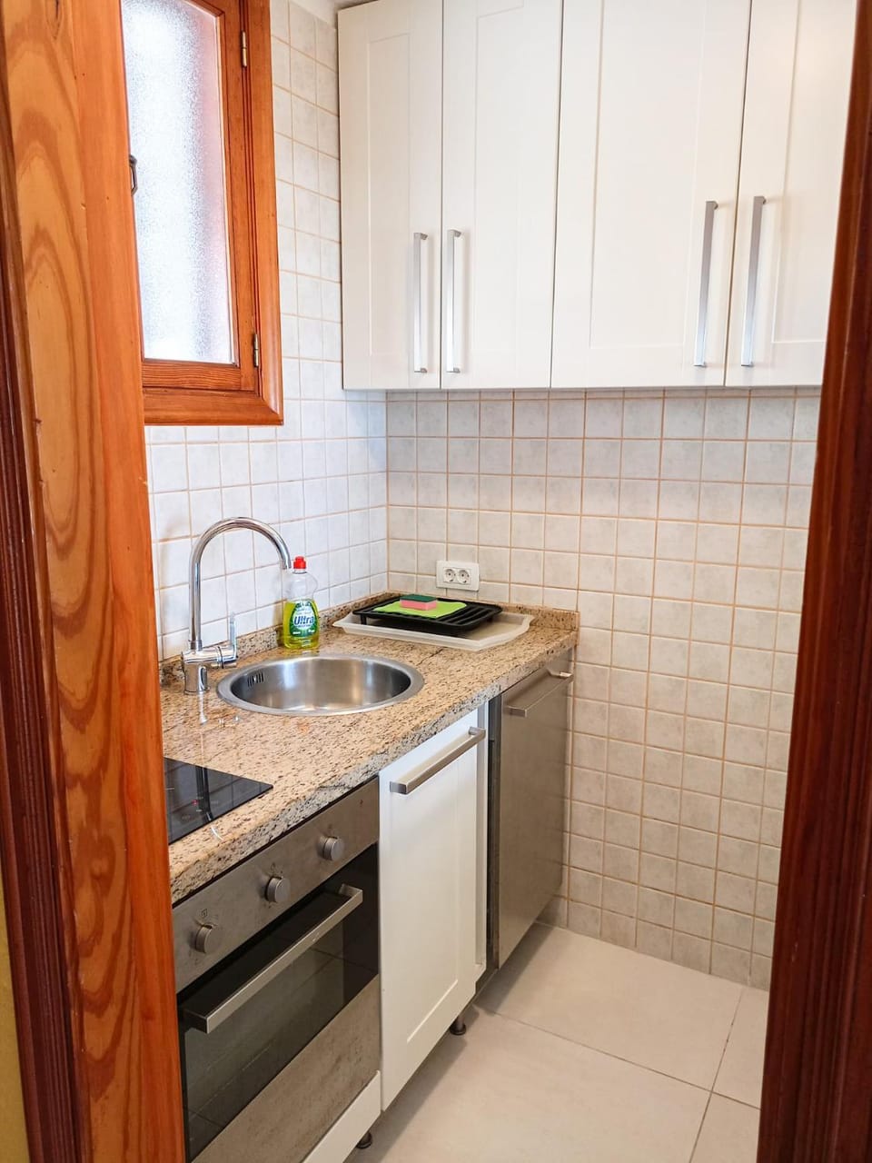 Kitchen or kitchenette, dishwasher, stove
