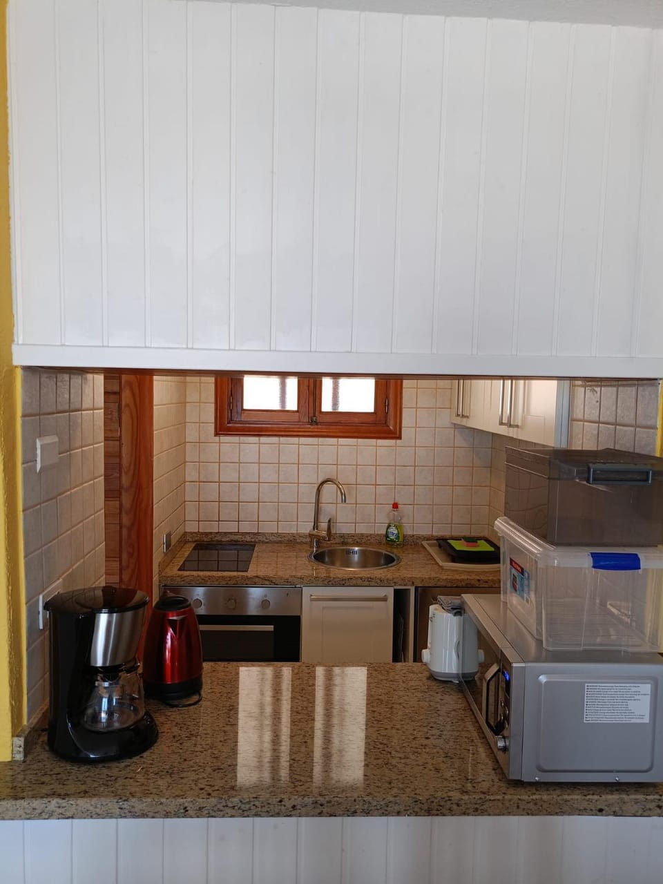 Coffee/tea facilities, Kitchen or kitchenette, dishwasher, oven, stove, toaster