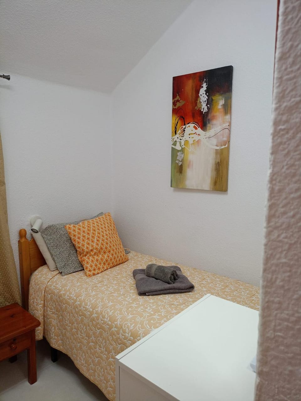 Bed, Bedroom, towels