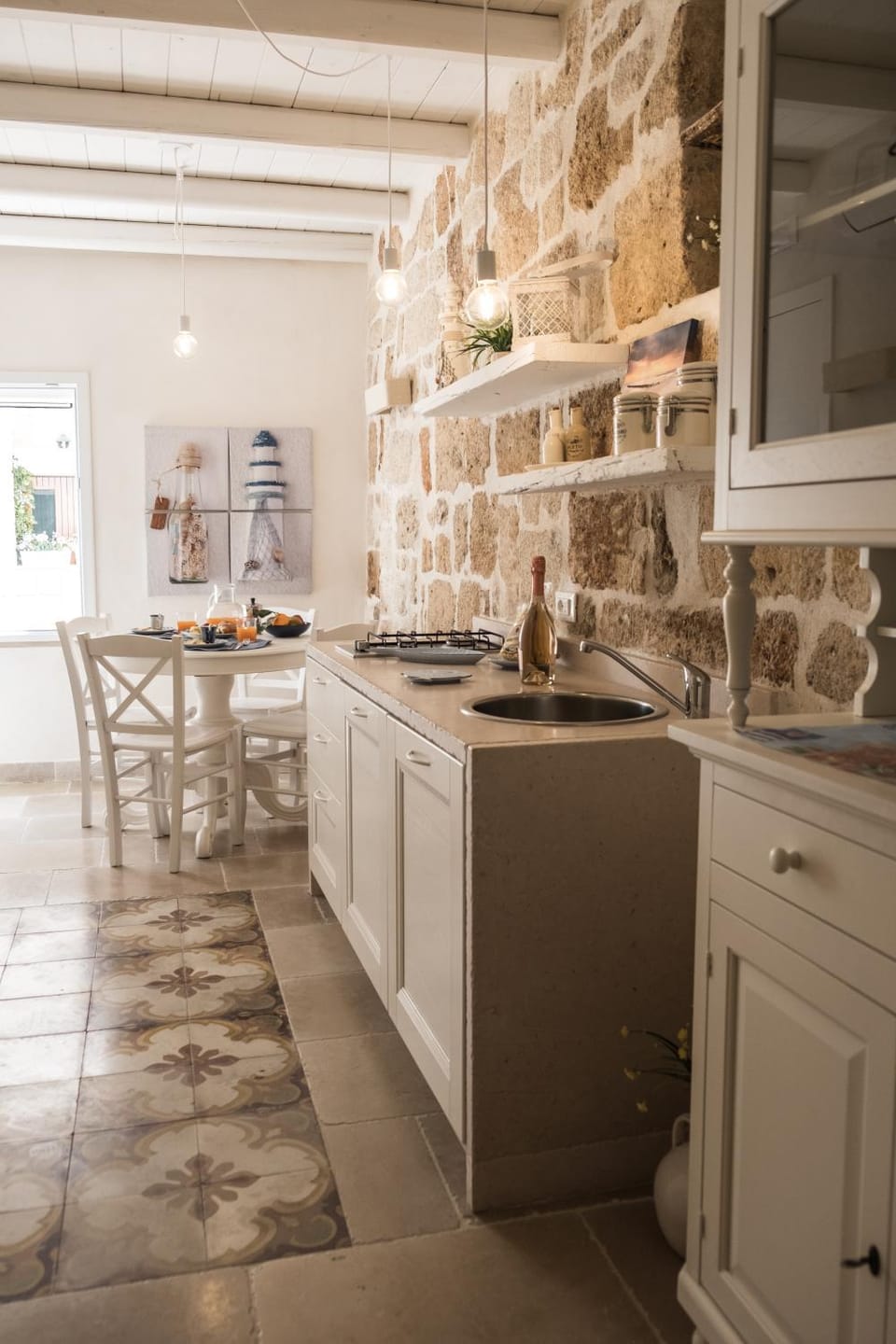Kitchen or kitchenette, Dining area