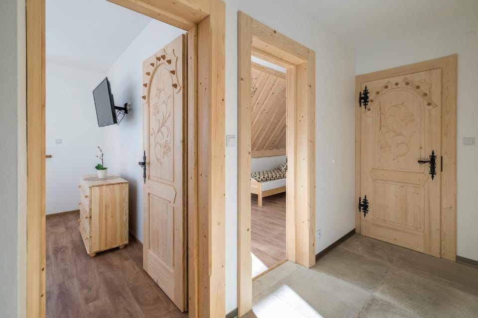 Communal lounge/ TV room, Bathroom, Living room, Photo of the whole room, microwave, wardrobe