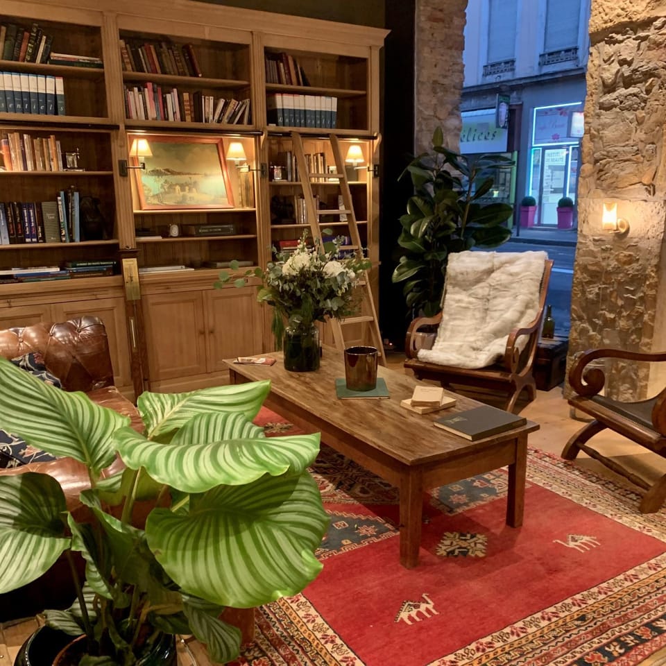 Communal lounge/ TV room, Library, Living room