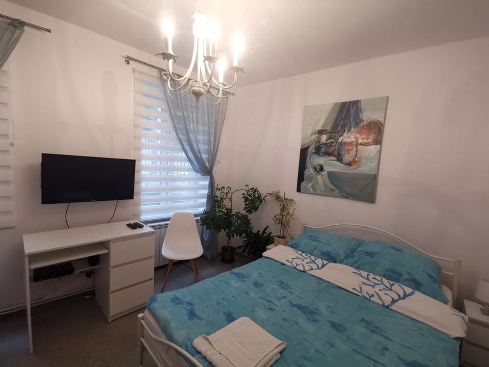 Bed, TV and multimedia, Photo of the whole room, Bedroom