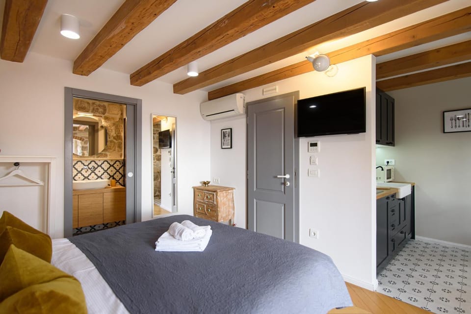 Bed, TV and multimedia, Kitchen or kitchenette, Photo of the whole room, Bedroom, towels
