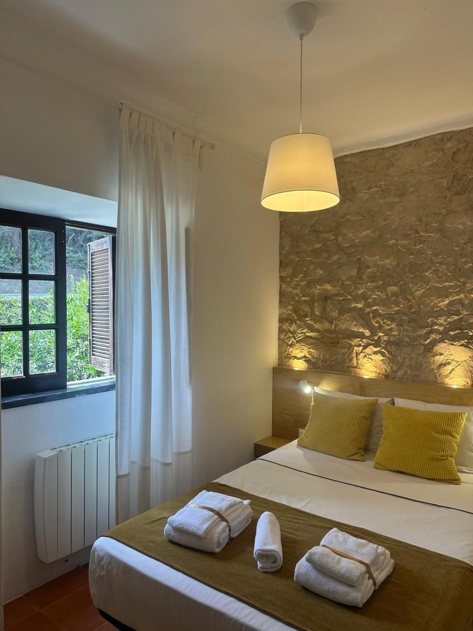 Bed, Bedroom, towels