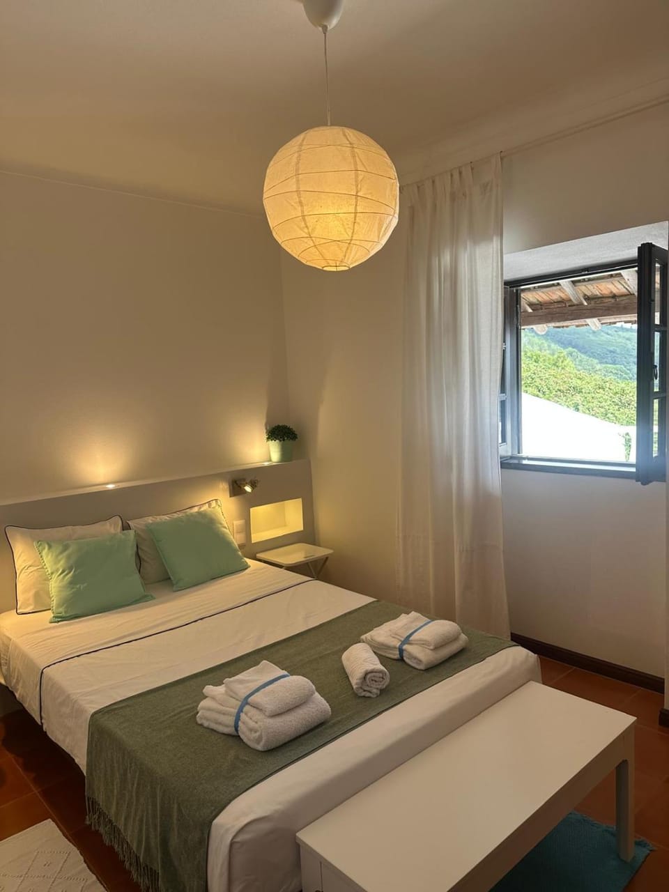 Bed, Bedroom, towels