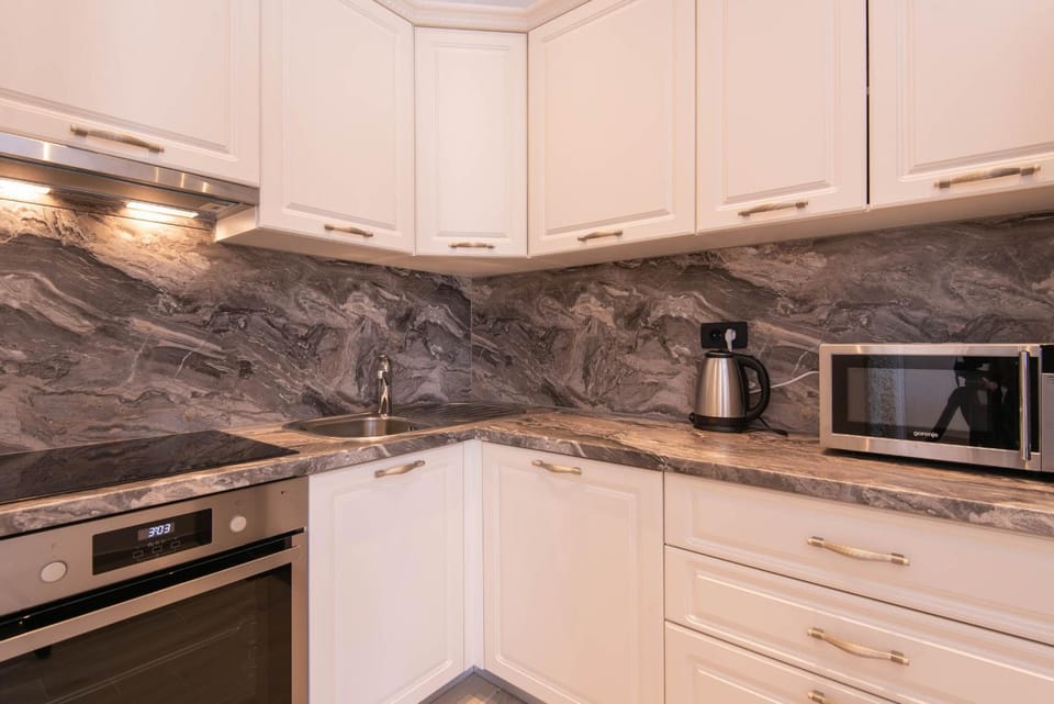 Kitchen or kitchenette, minibar