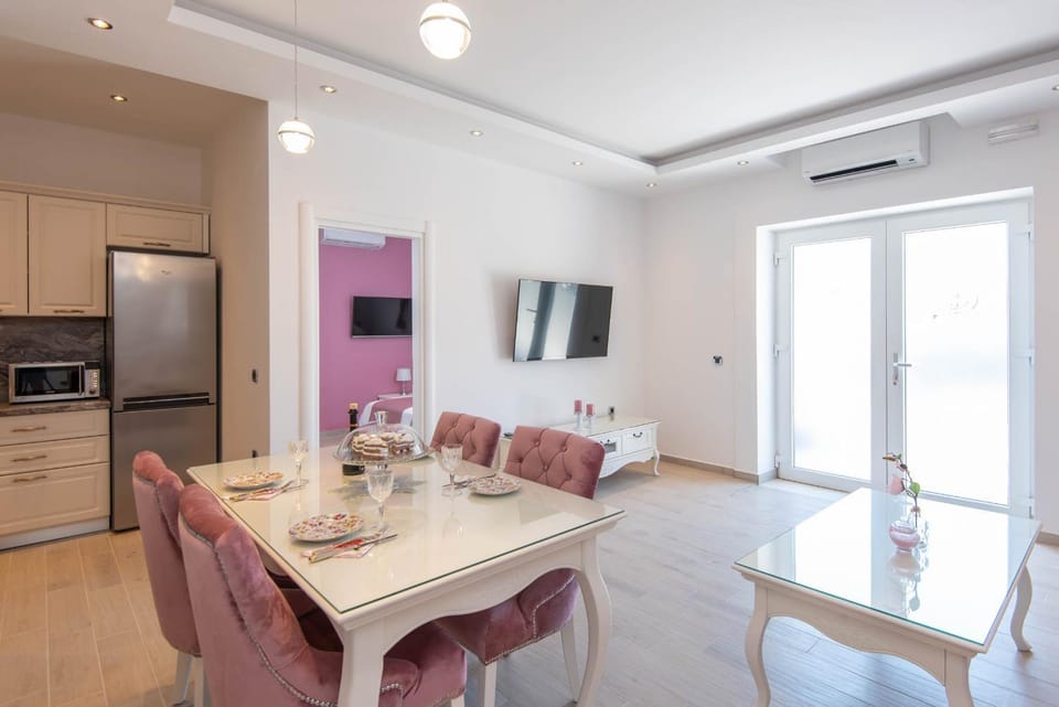 TV and multimedia, Kitchen or kitchenette, Seating area, minibar, air conditioner