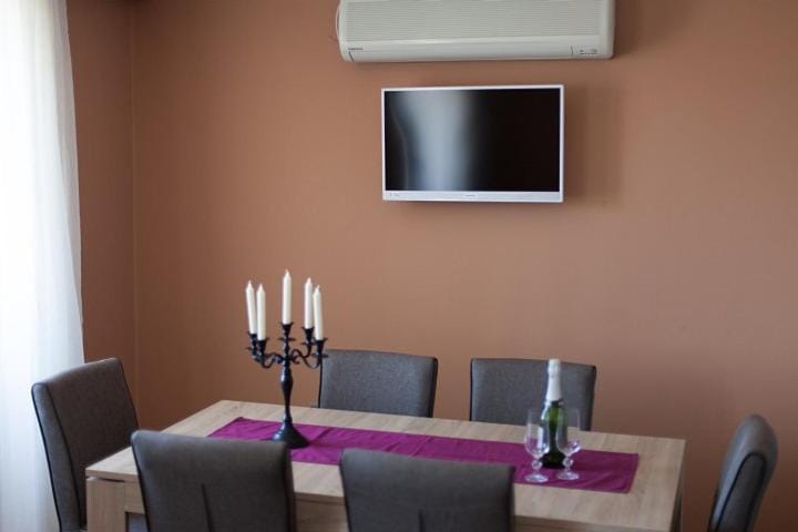 Living room, Seating area, Dining area, air conditioner