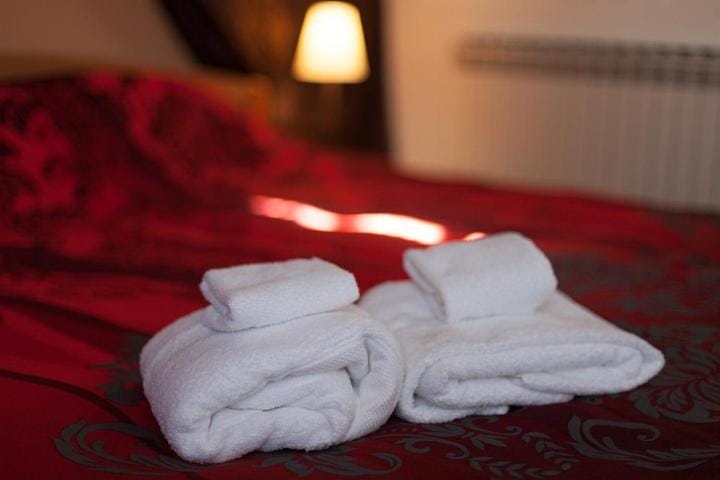 Bed, Bedroom, towels