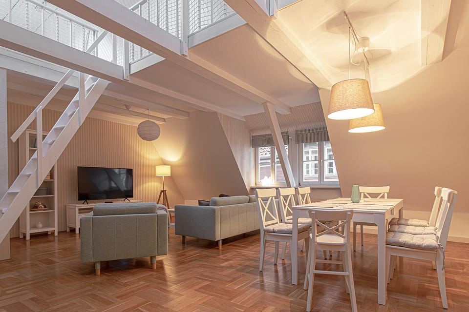 TV and multimedia, Living room, Seating area, Dining area
