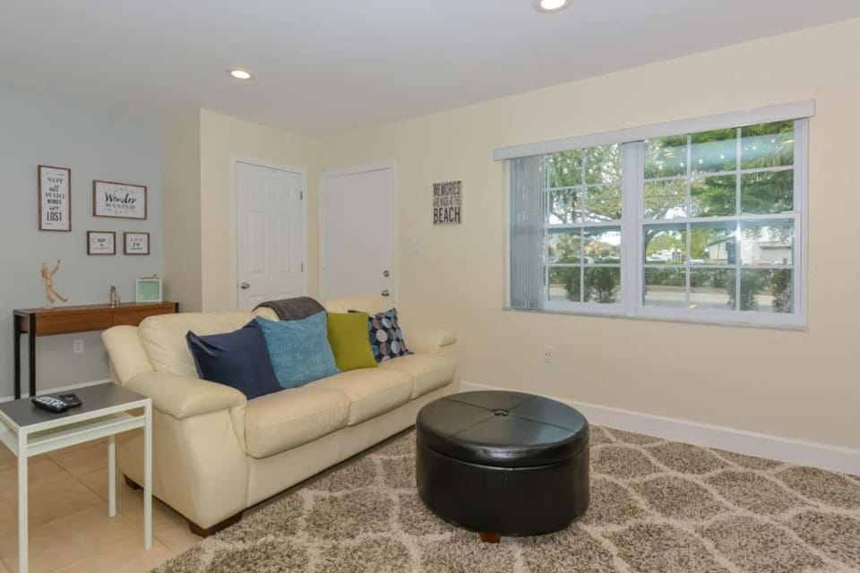 Lovely Cottage near the Beach and Downtown Sarasota House in Sarasota